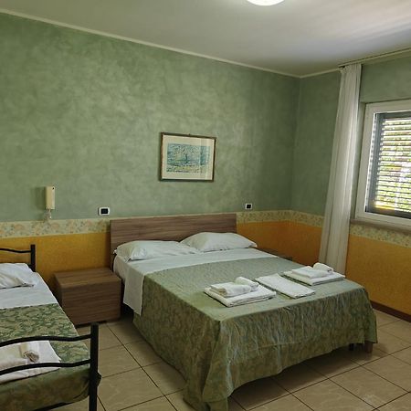 Hotel Roma Sul Mare Roseto Degli Abruzzi Esterno foto