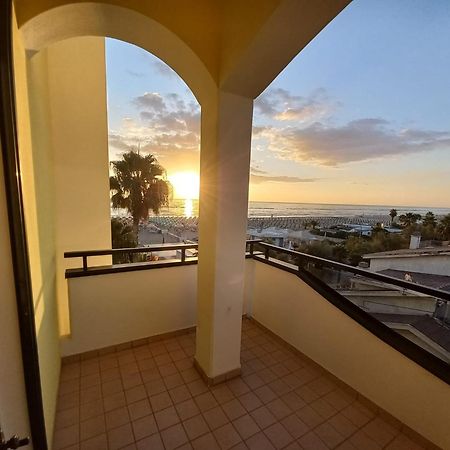 Hotel Roma Sul Mare Roseto Degli Abruzzi Esterno foto
