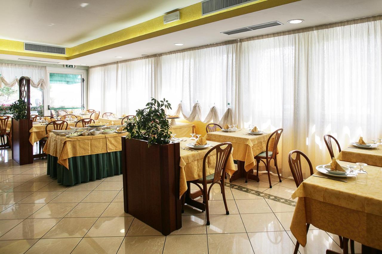 Hotel Roma Sul Mare Roseto Degli Abruzzi Esterno foto