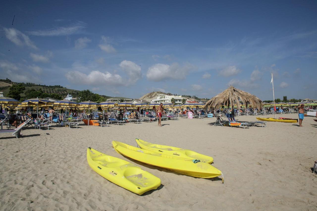 Hotel Roma Sul Mare Roseto Degli Abruzzi Esterno foto