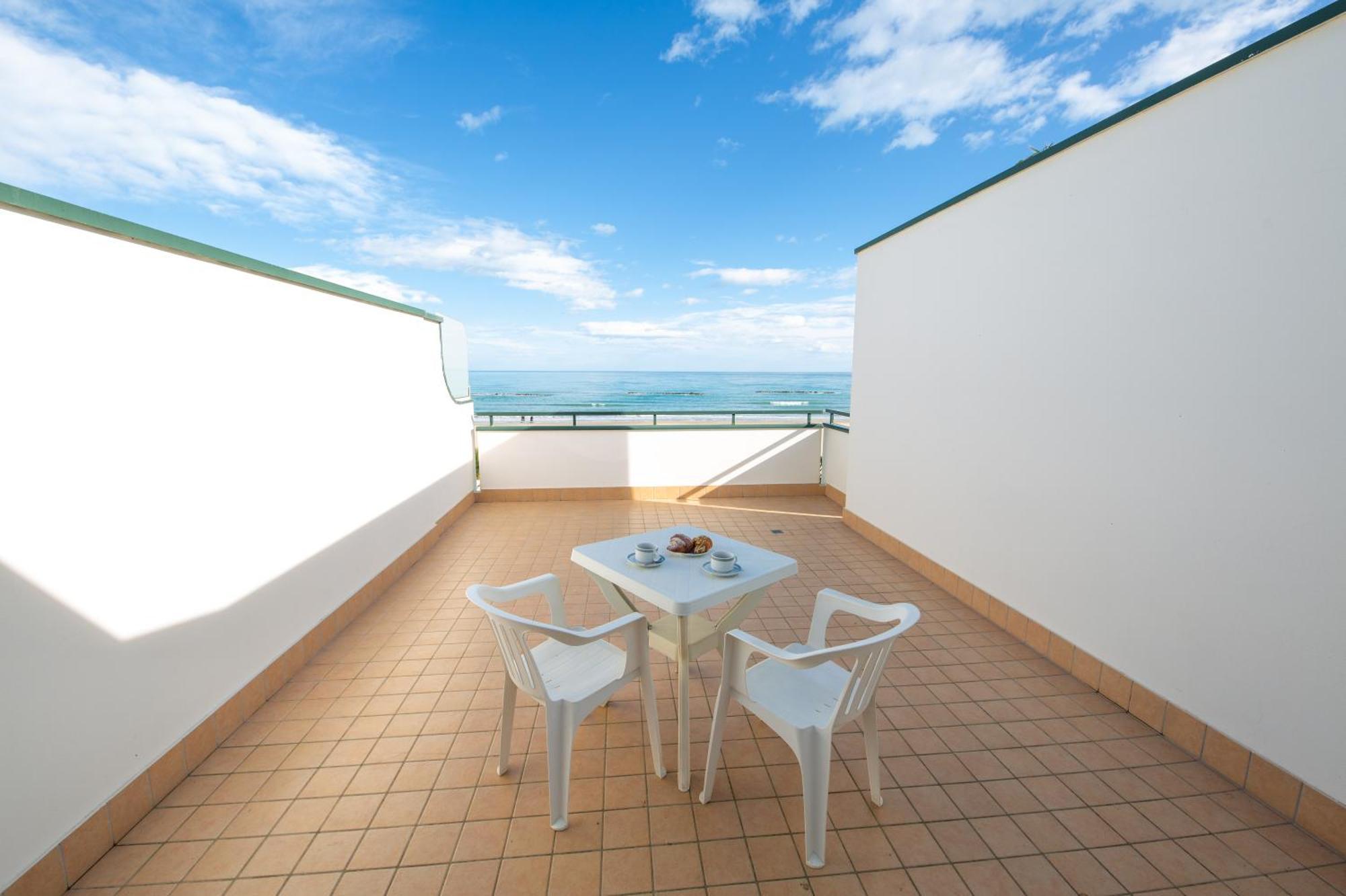 Hotel Roma Sul Mare Roseto Degli Abruzzi Esterno foto