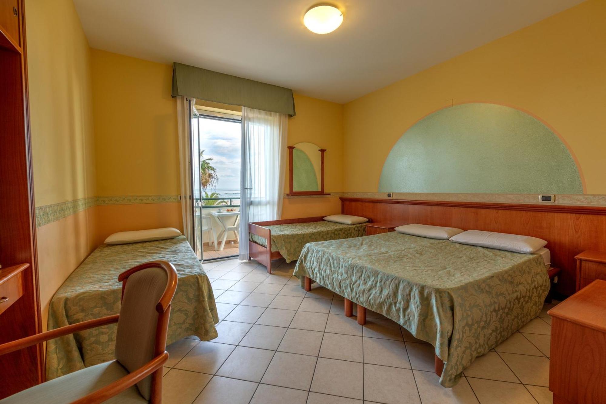 Hotel Roma Sul Mare Roseto Degli Abruzzi Esterno foto