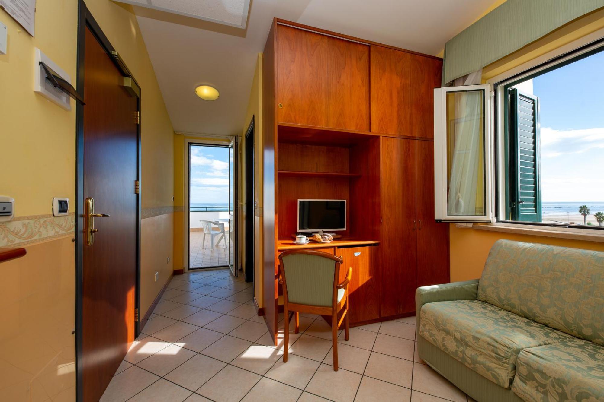 Hotel Roma Sul Mare Roseto Degli Abruzzi Esterno foto