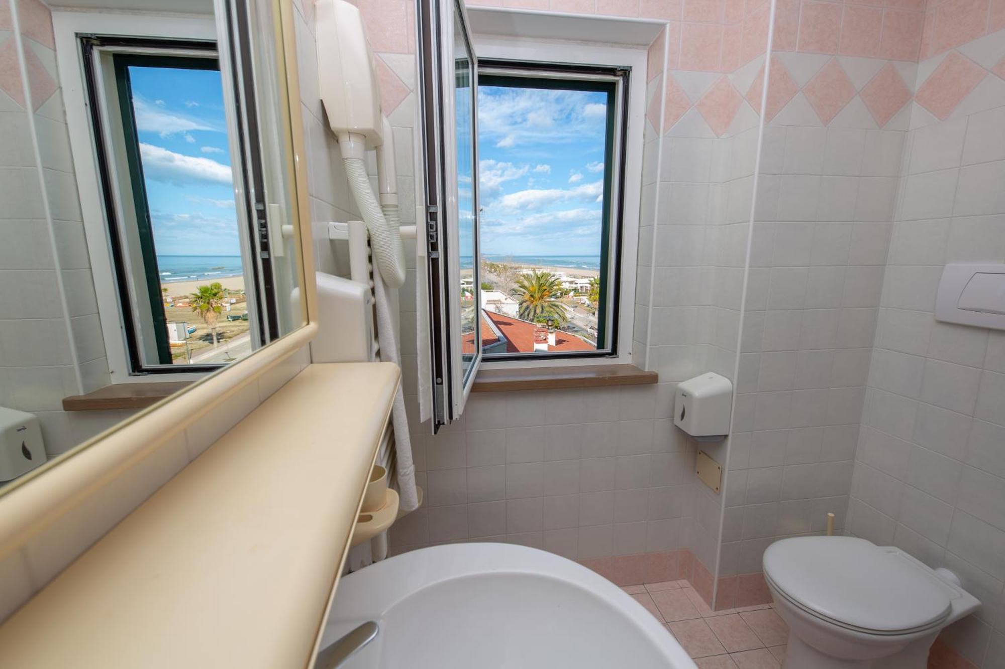 Hotel Roma Sul Mare Roseto Degli Abruzzi Esterno foto