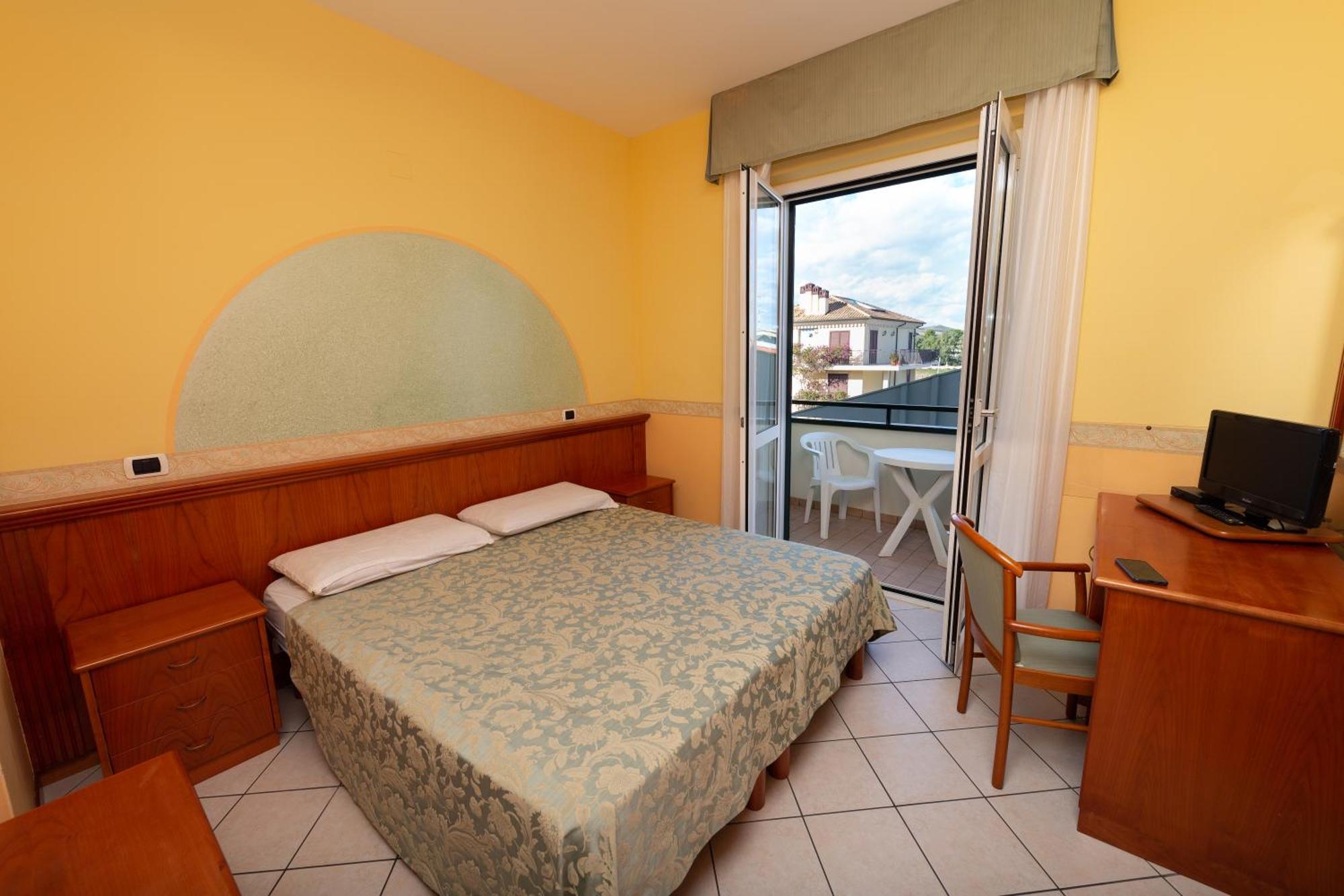 Hotel Roma Sul Mare Roseto Degli Abruzzi Esterno foto
