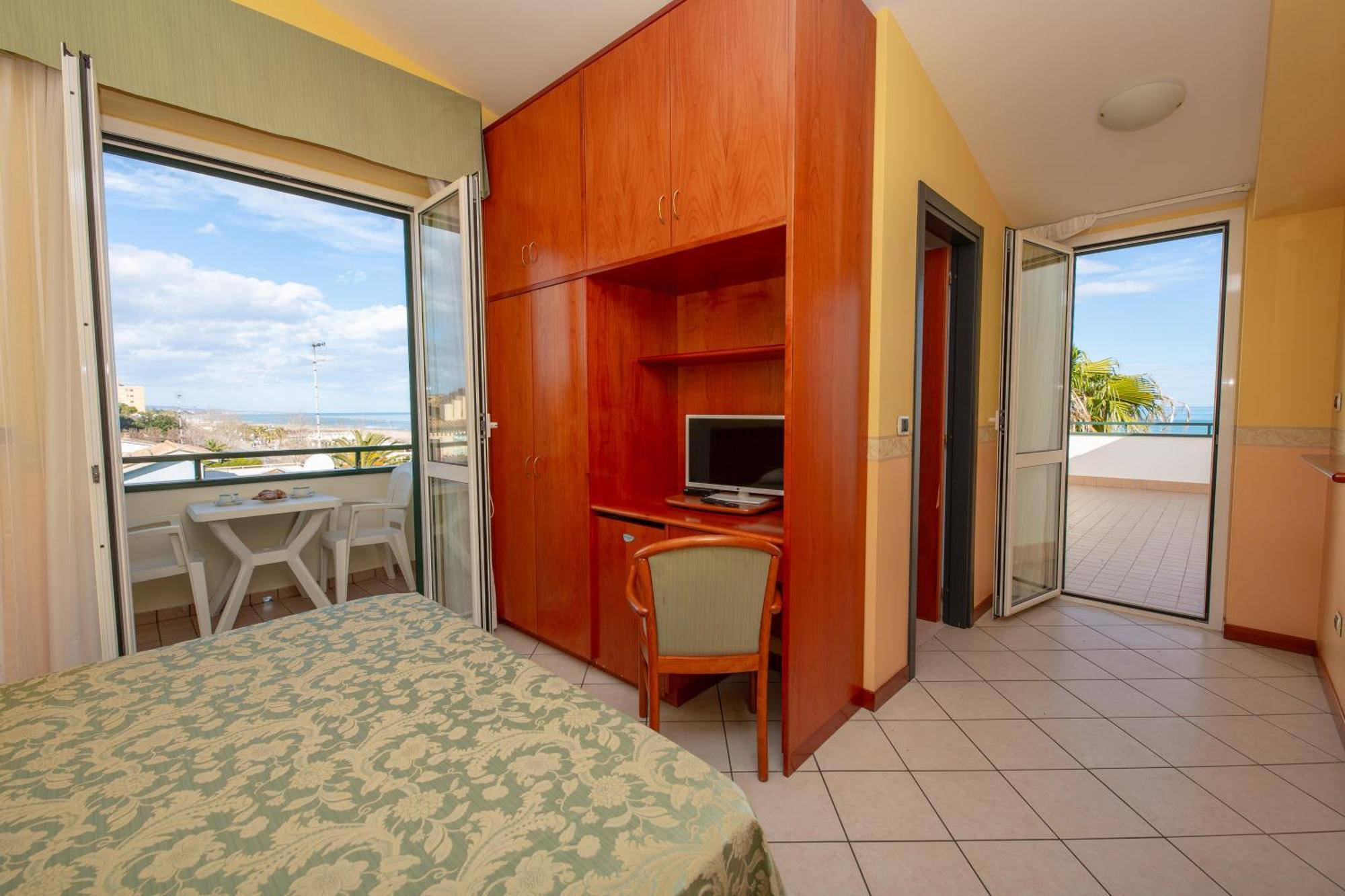 Hotel Roma Sul Mare Roseto Degli Abruzzi Esterno foto