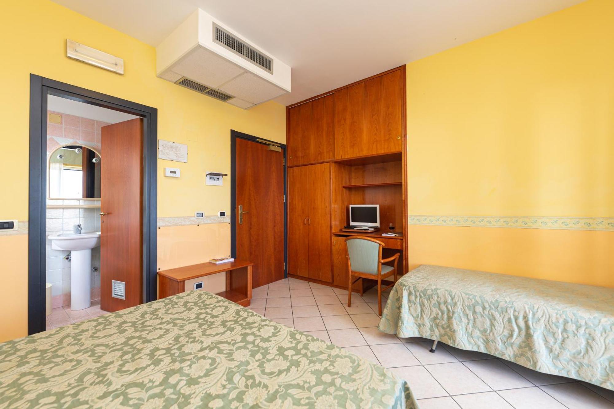 Hotel Roma Sul Mare Roseto Degli Abruzzi Esterno foto