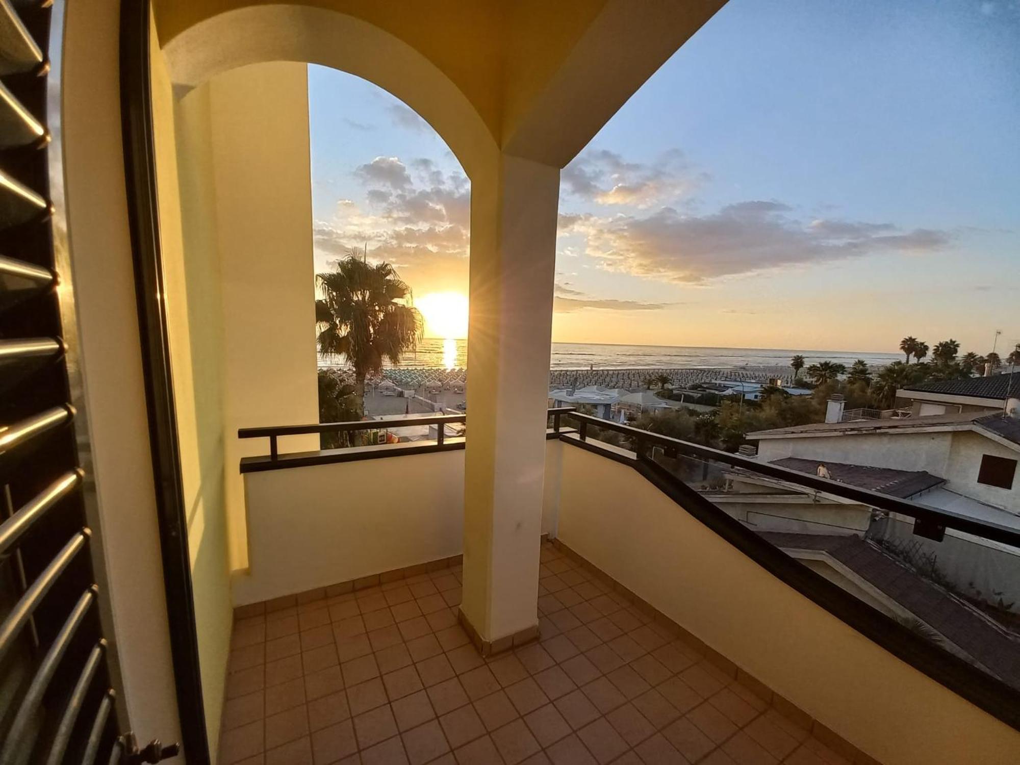 Hotel Roma Sul Mare Roseto Degli Abruzzi Esterno foto