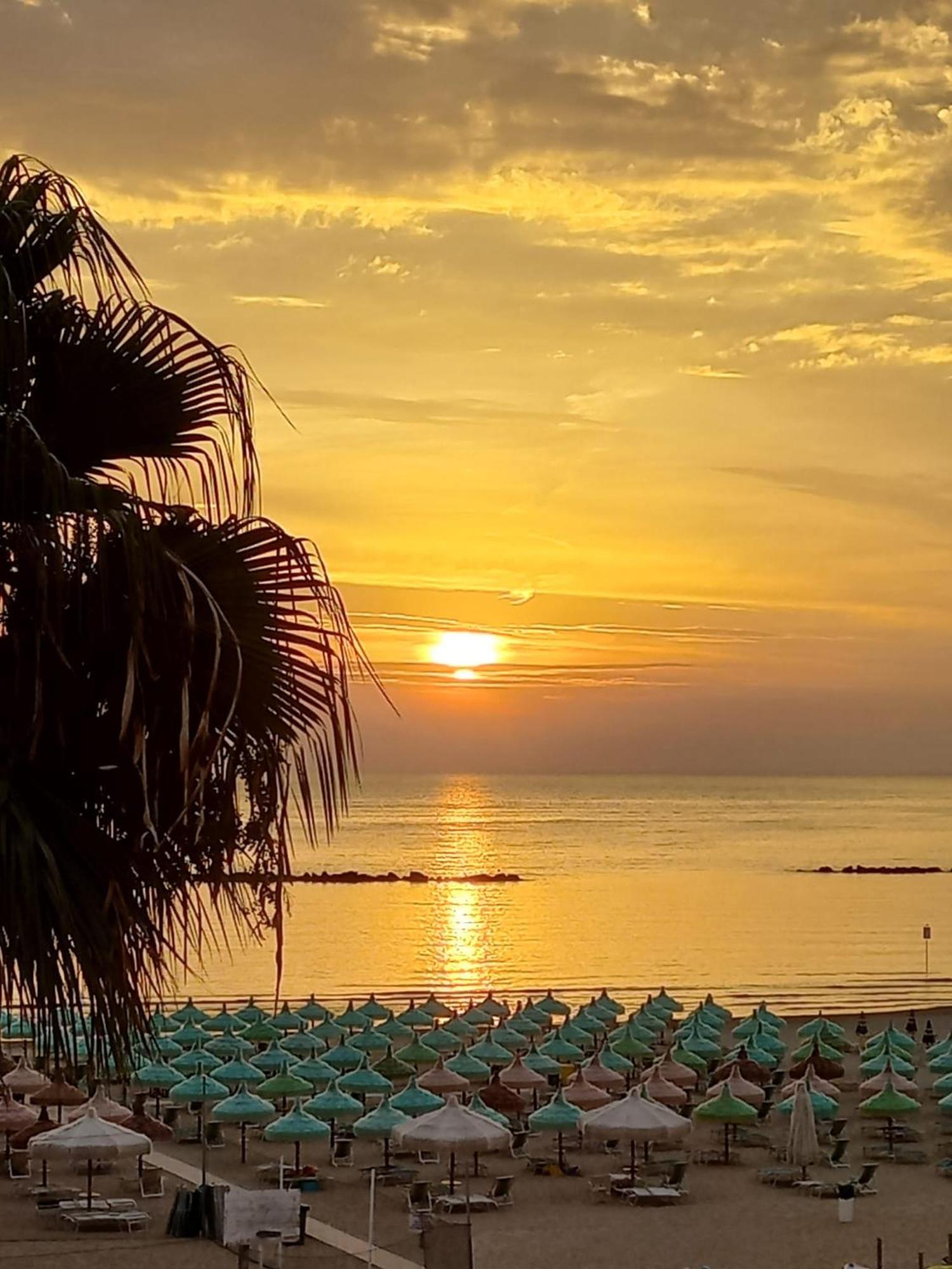 Hotel Roma Sul Mare Roseto Degli Abruzzi Esterno foto