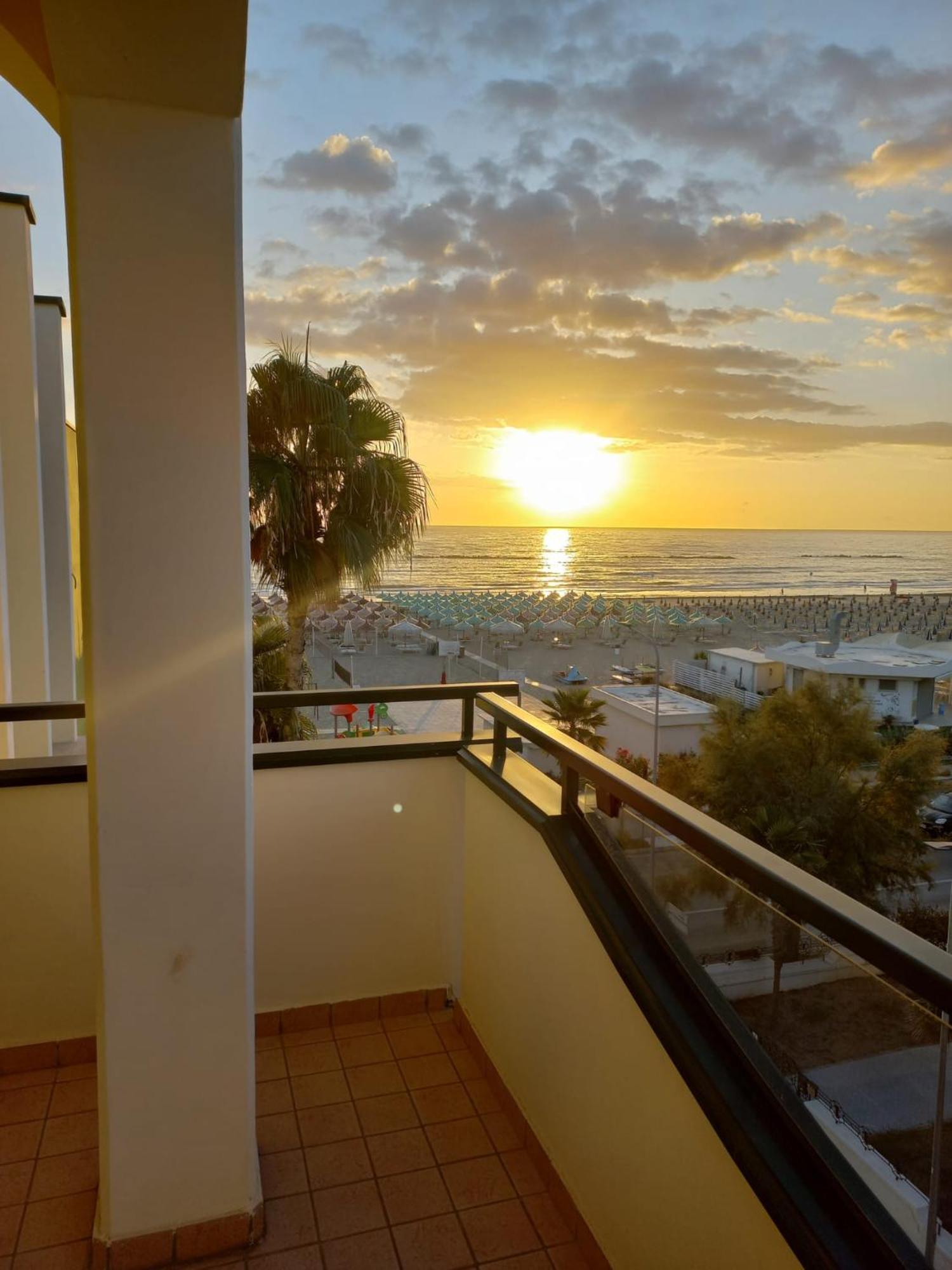 Hotel Roma Sul Mare Roseto Degli Abruzzi Esterno foto